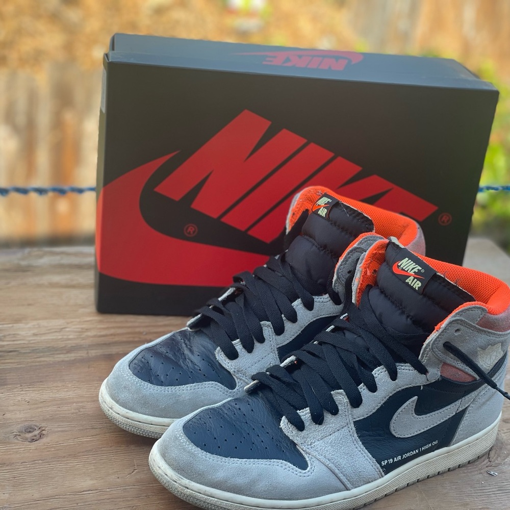 Jordan 1 Retro High
Neutral Grey Hyper Crimson